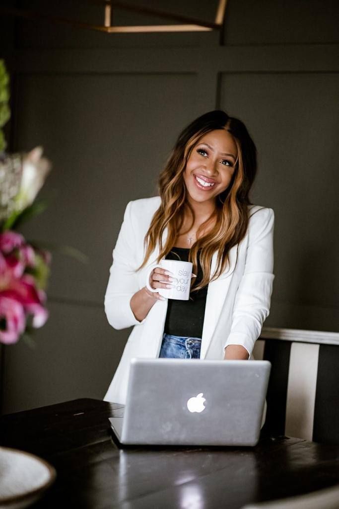 Modernes, ruhiges Büro oder Meditationsraum mit Laptop